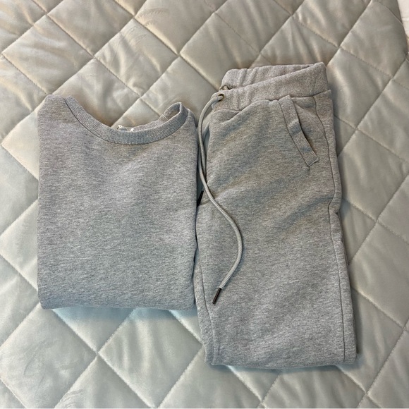 Comfy Grey Two-Piece Medium Tracksuit With Capri Pants - Picture 2 of 9